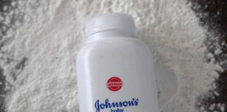 12 БЛЕСТЯЩИХ СПОСОБОВ ИСПОЛЬЗОВАНИЯ ДЕТСКОЙ ПРИСЫПКИ, КОТОРЫЕ ВЫ РАНЕЕ НЕ УЧИТЫВАЛИ