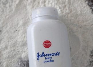 12 БЛЕСТЯЩИХ СПОСОБОВ ИСПОЛЬЗОВАНИЯ ДЕТСКОЙ ПРИСЫПКИ, КОТОРЫЕ ВЫ РАНЕЕ НЕ УЧИТЫВАЛИ