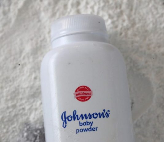 12 БЛЕСТЯЩИХ СПОСОБОВ ИСПОЛЬЗОВАНИЯ ДЕТСКОЙ ПРИСЫПКИ, КОТОРЫЕ ВЫ РАНЕЕ НЕ УЧИТЫВАЛИ