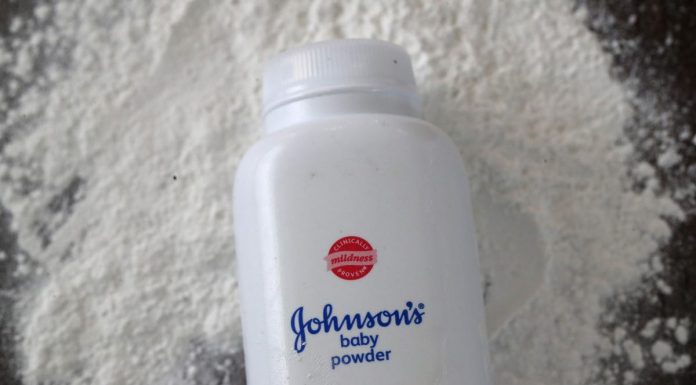 12 БЛЕСТЯЩИХ СПОСОБОВ ИСПОЛЬЗОВАНИЯ ДЕТСКОЙ ПРИСЫПКИ, КОТОРЫЕ ВЫ РАНЕЕ НЕ УЧИТЫВАЛИ