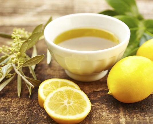 ВЫДАВИТЕ 1 ЛИМОН, СМЕШАЙТЕ ЕГО С 1 СТОЛОВОЙ ЛОЖКОЙ ОЛИВКОВОГО МАСЛА И ВЫ БУДЕТЕ ПРИМЕНЯТЬ ЭТУ СМЕСЬ ВСЮ ОСТАВШУЮСЯ ЧАСТЬ СВОЕЙ ЖИЗНИ!