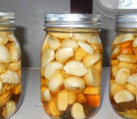 ნახეთ, რა ხდება, როცა 7 დღის განმავლობაში ცარიელ კუჭზე მიირთმევთ ნიორს და თაფლს!