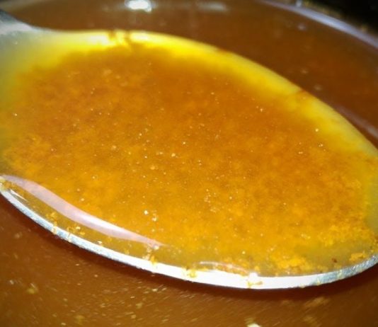 ექიმებიც კი ვერ ხსნიან: თაფლით მოხარშული დარიჩინი ართრიტის, ნაღვლის ბუშტის, ქოლესტერინის და კიდევ 10 ჯანმრთელობის პრობლემის განკურნებაა!