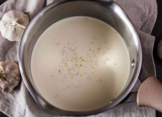 რძეში ნიორი ჯადოსნური საშუალებაა. მკურნალობს ყველაფერს: ხველას, ართრიტს, გულის პრობლემებს, რადიკულიტს, უძილობას