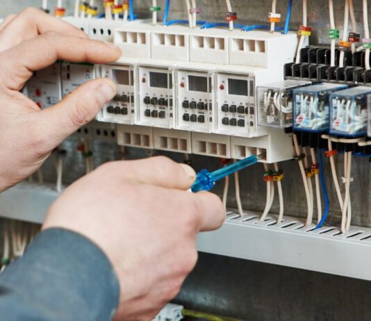 ელექტრიკი გამოძახებით თბილისში 10 ლარიდან: როგორ ავირჩიოთ საუკეთესო მომსახურება