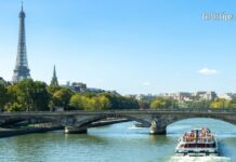 თბილისი პარიზი იაფი ავიაბილეთები: გზამკვლევი ბიუჯეტური მოგზაურობისთვის Paris river cruise on the Seine with Eiffel Tower in background.