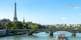 თბილისი პარიზი იაფი ავიაბილეთები: გზამკვლევი ბიუჯეტური მოგზაურობისთვის Paris river cruise on the Seine with Eiffel Tower in background.