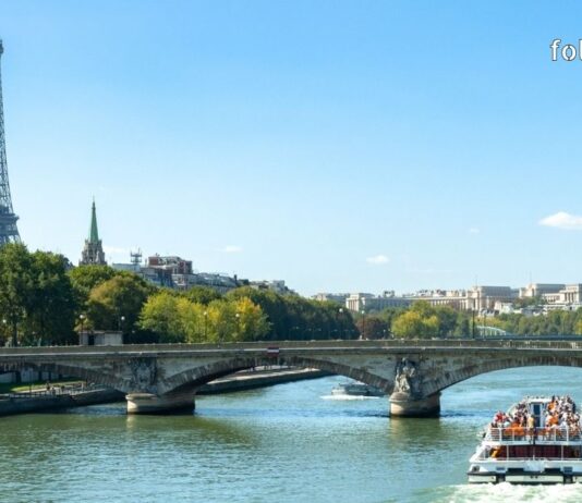 თბილისი პარიზი იაფი ავიაბილეთები: გზამკვლევი ბიუჯეტური მოგზაურობისთვის Paris river cruise on the Seine with Eiffel Tower in background.