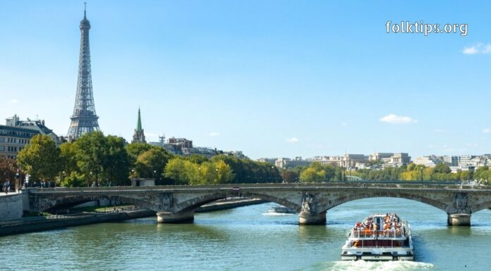 თბილისი პარიზი იაფი ავიაბილეთები: გზამკვლევი ბიუჯეტური მოგზაურობისთვის Paris river cruise on the Seine with Eiffel Tower in background.