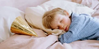 სიზმარში ფეხსაცმელს ყიდულობთ? – გაიგეთ, რა მნიშვნელოვანი ცვლილებები გელით ცხოვრებაში! child sleeping in a bed