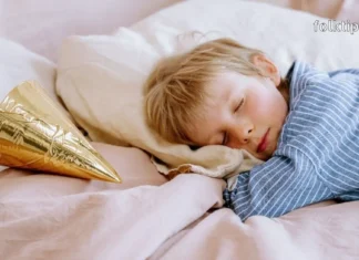 სიზმარში ფეხსაცმელს ყიდულობთ? – გაიგეთ, რა მნიშვნელოვანი ცვლილებები გელით ცხოვრებაში! child sleeping in a bed