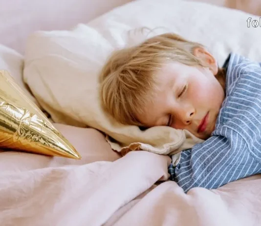 სიზმარში ფეხსაცმელს ყიდულობთ? – გაიგეთ, რა მნიშვნელოვანი ცვლილებები გელით ცხოვრებაში! child sleeping in a bed