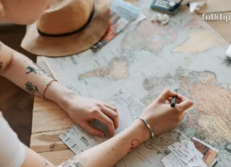 ავიაბილეთები ქუთაისიდან ევროპაში – 59 ლარიდან! რუკაზე გოგო ხაზავს სასურველ მიმართულებას