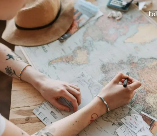 ავიაბილეთები ქუთაისიდან ევროპაში – 59 ლარიდან! რუკაზე გოგო ხაზავს სასურველ მიმართულებას