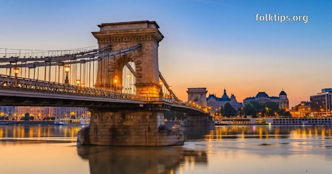 ბუდაპეშტის ჯაჭვის ხიდი მზის ჩასვლისას, დუნაის ხედი.